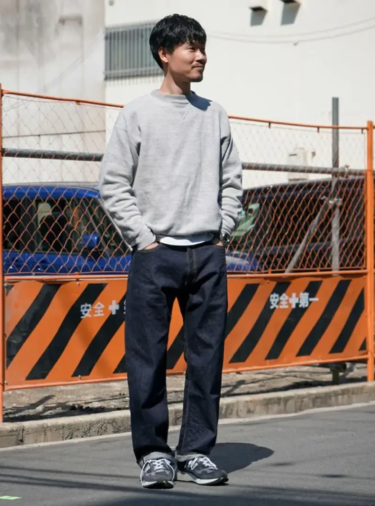 16 Fall Outfits With Jeans for Men You Can Actually Wear 7 a man in a Dark Jeans and a Grey Sweatshirt