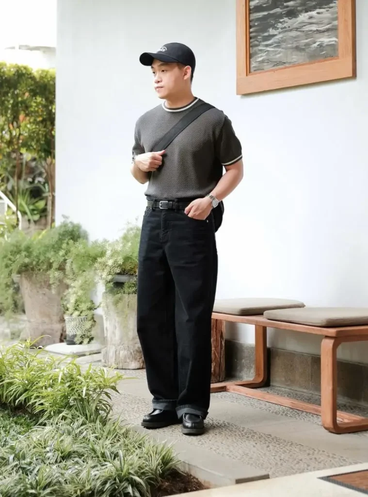 16 Fall Outfits With Jeans for Men You Can Actually Wear 14 a man wearing a Black Jeans with a Textured Tee and Loafers